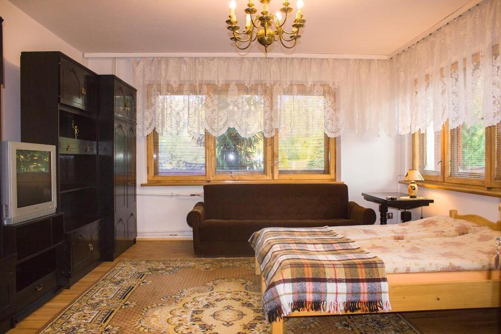 Hacjenda - Apartamenty I Pokoje Goscinne Чарна-Гура Экстерьер фото