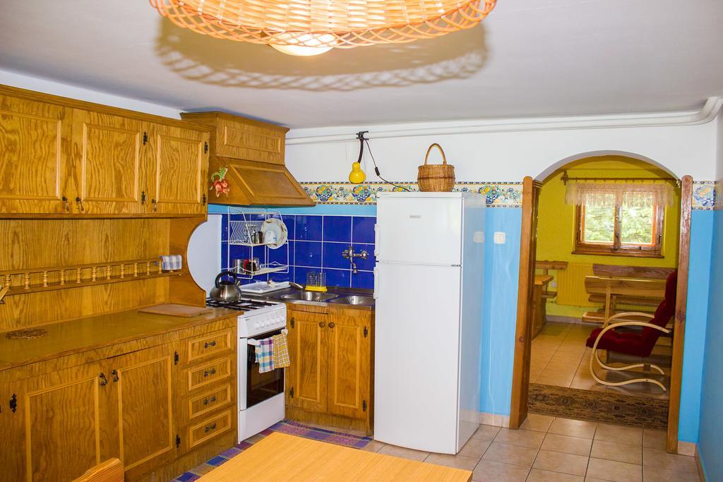 Hacjenda - Apartamenty I Pokoje Goscinne Чарна-Гура Экстерьер фото